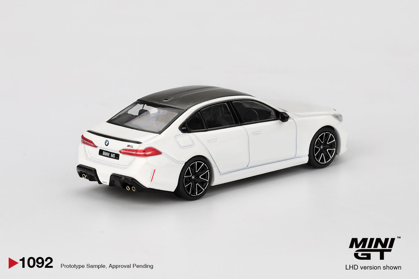 1/64 MiniGT BMW M5 (Alpine White) (MGT01092)