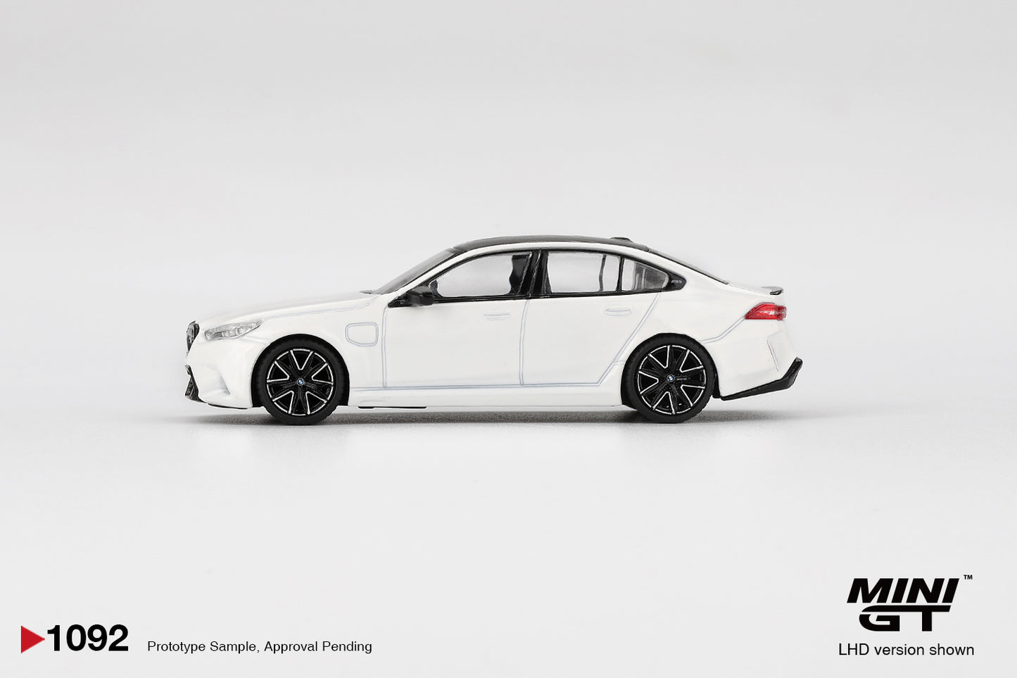 1/64 MiniGT BMW M5 (Alpine White) (MGT01092)