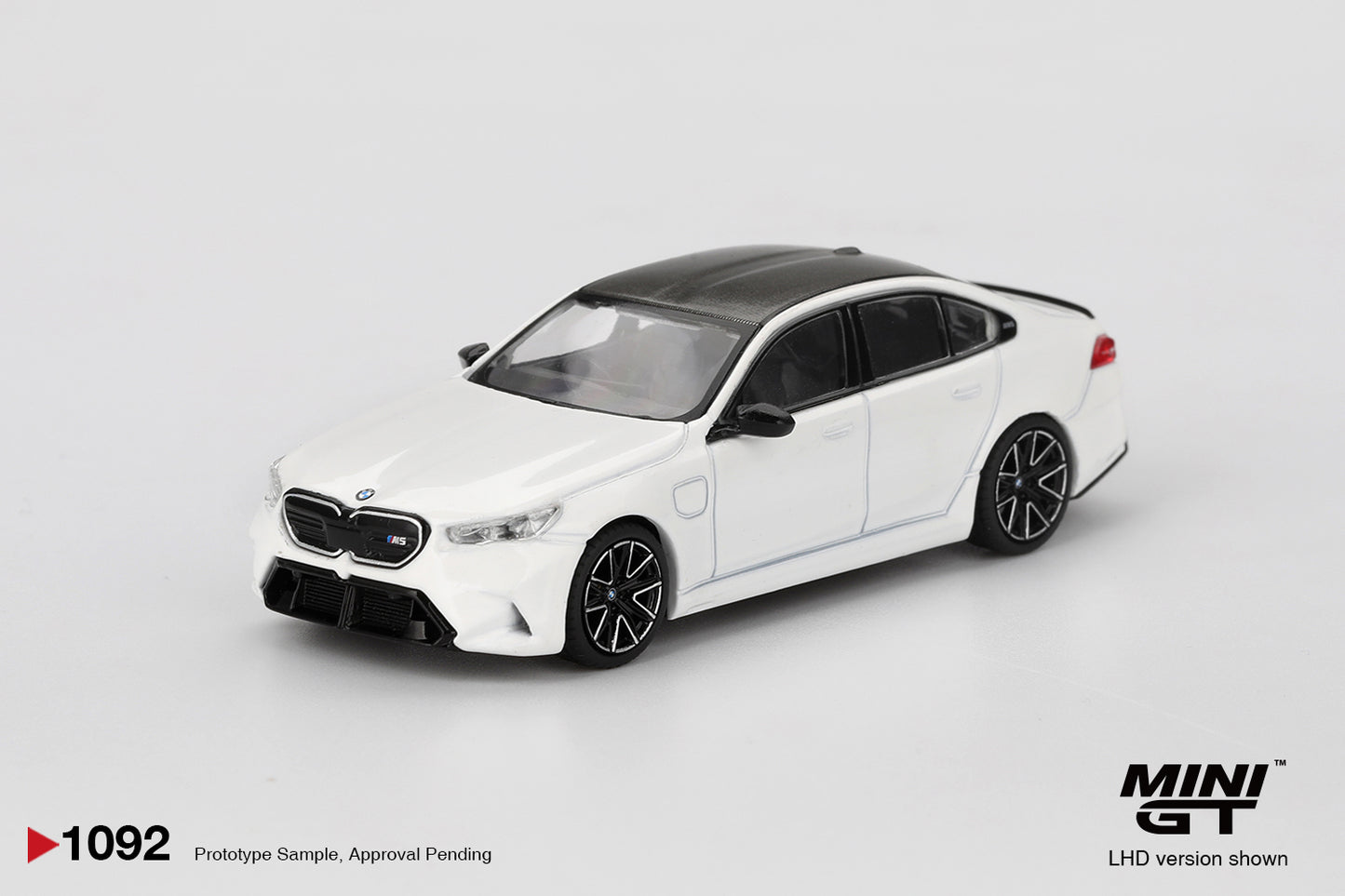 1/64 MiniGT BMW M5 (Alpine White) (MGT01092)